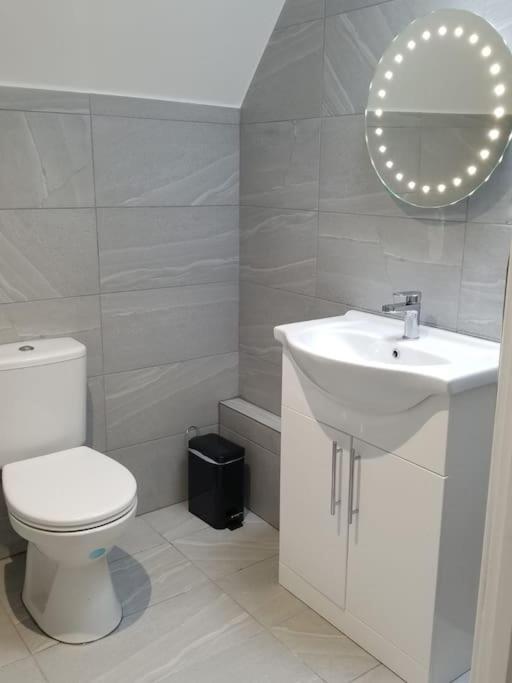 Rosey Lodge -1Bedroom Cousy Flat - Parking, Netflix, Wifi - Close To Blenheim Palace & Oxford - F5 Кідлінґтон Екстер'єр фото